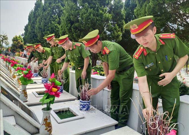 Lực lượng Công an tỉnh Tuyên Quang viếng dâng hương tại Nghĩa trang Liệt sĩ Vị Xuyên. Ảnh: Đức Thọ - TTXVN.