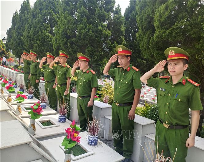 Lực lượng Công an tỉnh Tuyên Quang viếng, dâng hương tại Nghĩa Trang Liệt sĩ Vị Xuyên. Ảnh: Đức Thọ - TTXVN.