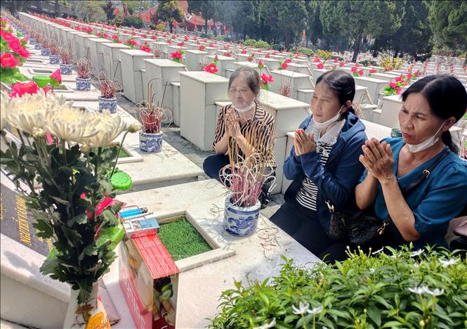 Gia đình, thân nhân Liệt sĩ đến viếng, dâng hương tại Nghĩa trang Liệt sĩ Vị Xuyên. Ảnh: Đức Thọ - TTXVN.