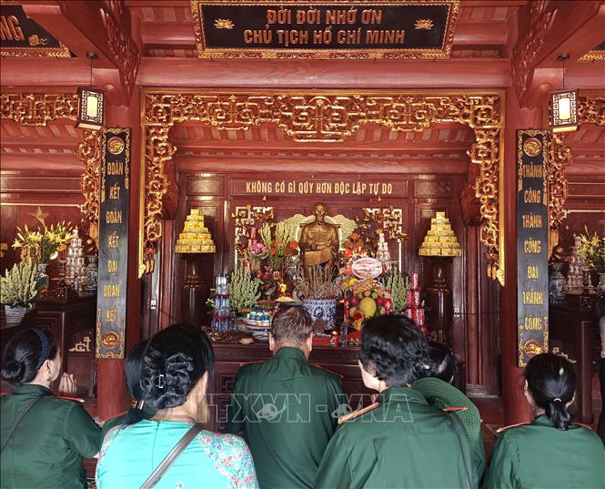 Các cán bộ hưu trí ở Hà Nội đến viếng, dâng hương tại Nghĩa trang Liệt sĩ Vị Xuyên. Ảnh: Đức Thọ - TTXVN.