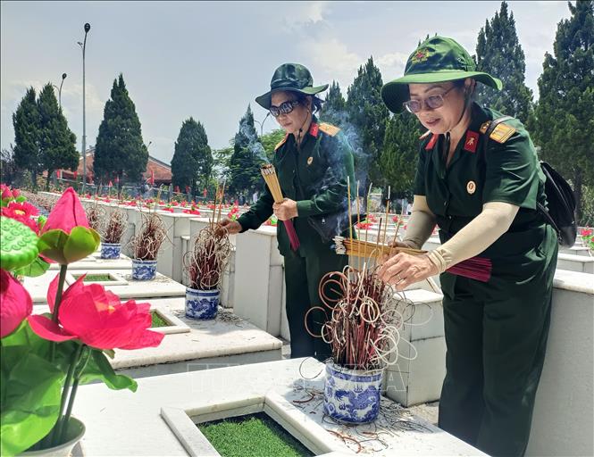 Các cán bộ hưu trí ở Hà Nội đến viếng, dâng hương tại Nghĩa trang Liệt sĩ Vị Xuyên. Ảnh: Đức Thọ - TTXVN.