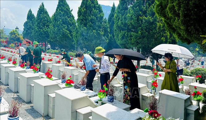 Các lực lượng, đoàn thể đến viếng, dâng hương tại nghĩa trang liệt sĩ Vị Xuyên. Ảnh: Đức Thọ - TTXVN.