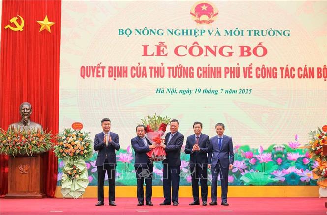 Tổng Thanh tra Chính phủ Đoàn Hồng Phong tặng hoa chúc mừng Quyền Bộ trưởng Bộ Nông nghiệp và Môi trường Trần Đức Thắng. Ảnh: Hoàng Hiếu - TTXVN