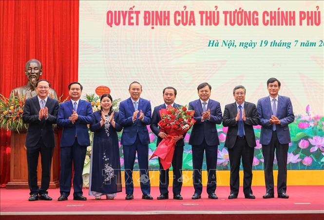 Lãnh đạo Bộ Nông nghiệp và Môi trường tặng hoa chúc mừng Quyền Bộ trưởng Bộ Nông nghiệp và Môi trường Trần Đức Thắng. Ảnh: Hoàng Hiếu - TTXVN