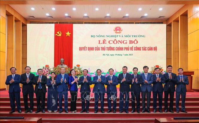 Thủ tướng Phạm Minh Chính và các đại biểu chụp ảnh chung. Ảnh: Hoàng Hiếu - TTXVN