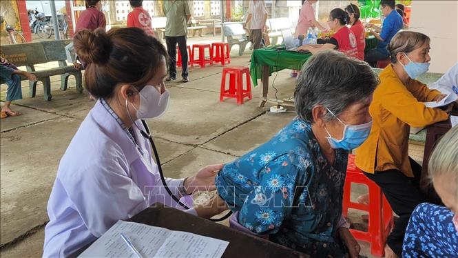 Khám chữa bệnh cho người dân có hoàn cảnh khó khăn. Ảnh: Huỳnh Phúc Hậu - TTXVN