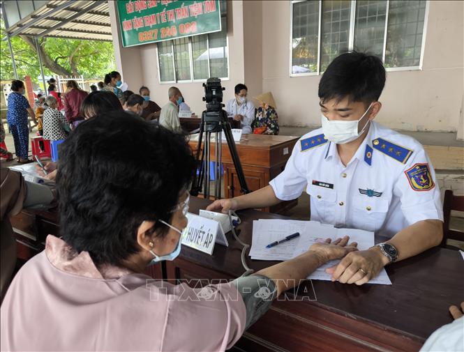 Khám chữa bệnh cho người dân có hoàn cảnh khó khăn. Ảnh: Huỳnh Phúc Hậu - TTXVN