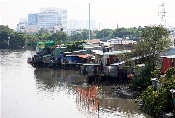 Makeshift houses on Te canal. VNA Photo: Hồng Đạt 
