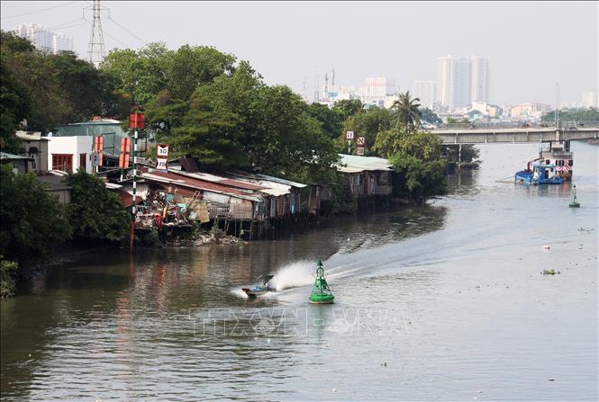 Makeshift houses on Doi canal. VNA Photo: Hồng Đạt 