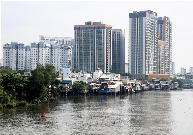 Makeshift houses on Te canal. VNA Photo: Hồng Đạt 