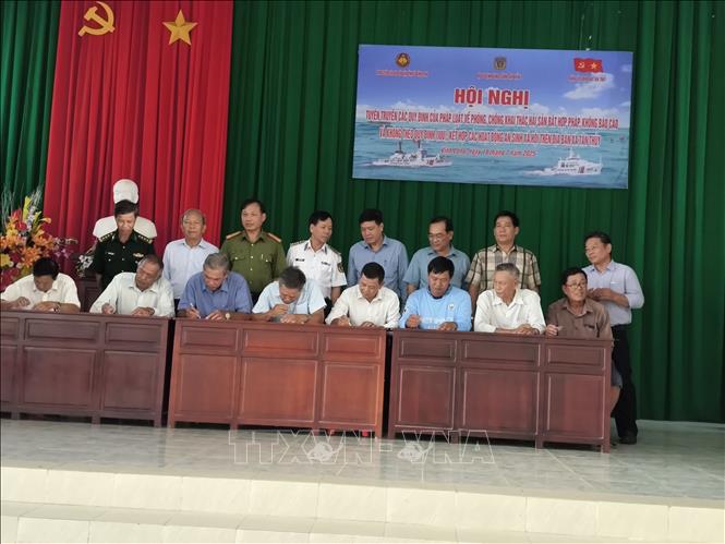 Ngư dân ký cam kết không vi phạm IUU. Ảnh: Huỳnh Phúc Hậu - TTXVN