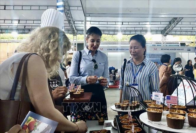 Thưởng thức ẩm thực chế biến ngay tại Chương trình “Khám phá nông nghiệp Hoa Kỳ”. Ảnh: Xuân Anh -TTXVN