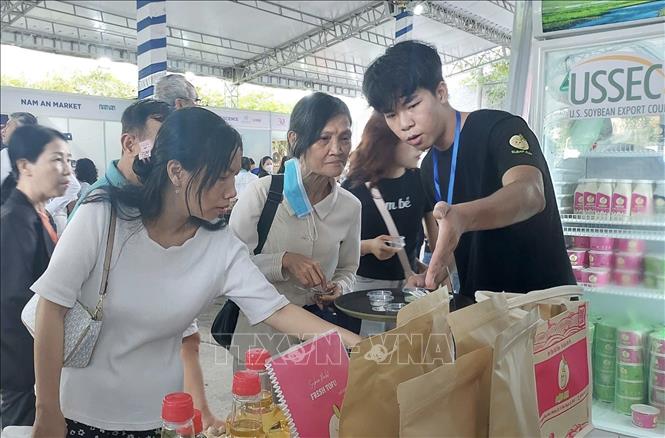 Giới thiệu sản phẩm Việt Nam chế biến từ nguyên liệu nhập khẩu Hoa Kỳ.  Ảnh: Xuân Anh -TTXVN