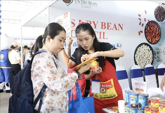 Doanh nghiệp giới thiệu sản phẩm tại Chương trình “Khám phá nông nghiệp Hoa Kỳ”. Ảnh: Xuân Anh -TTXVN