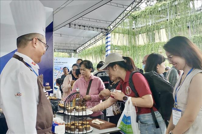 Thực phẩm chế biến từ thịt gà Hoa Kỳ thu hút nhiều người đến ăn thử. Ảnh: Xuân Anh -TTXVN