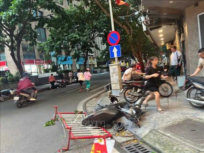 Nhiều phương tiện giao thông bị quật đổ do gió mạnh. Ảnh: Phạm Tuấn Anh - TTXVN