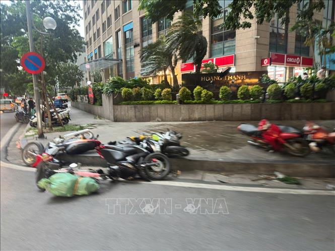 Nhiều phương tiện giao thông bị quật đổ do gió mạnh. Ảnh: Phạm Tuấn Anh - TTXVN
