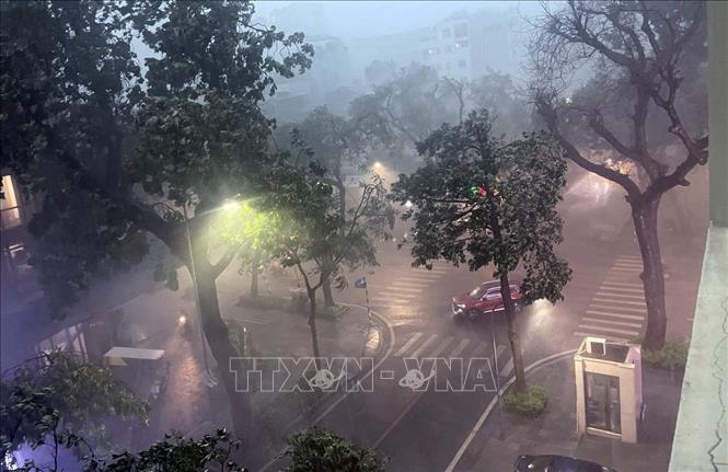 Mưa to kèm gió lớn giật mạnh. Ảnh: An Đăng - TTXVN