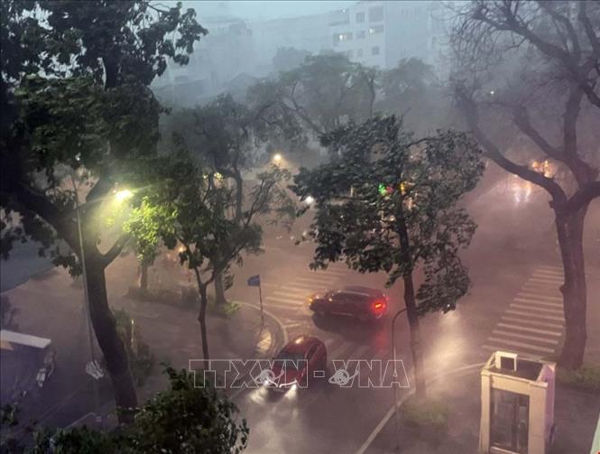 Mưa to kèm gió lớn giật mạnh. Ảnh: An Đăng - TTXVN