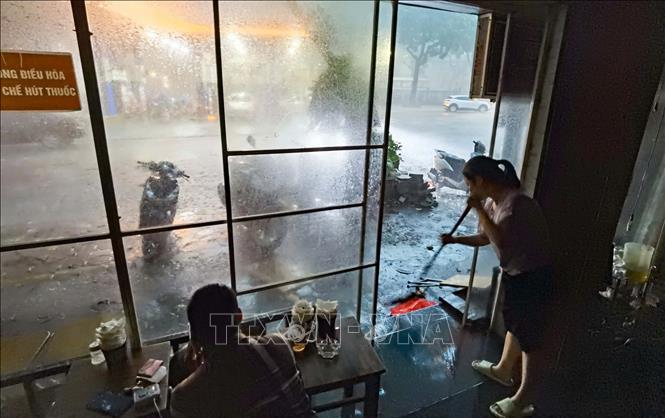 Một cửa hàng kinh doanh chủ động ngắt điện đề phòng cháy nổ. Ảnh: Thanh Tùng - TTXVN 