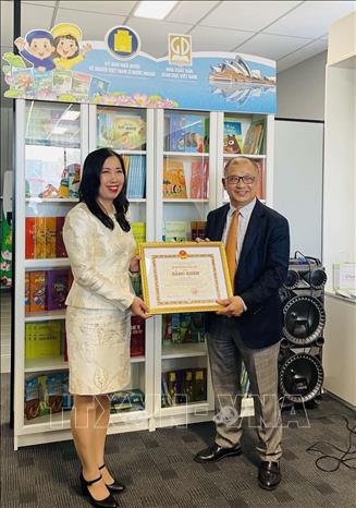 Thứ trưởng Ngoại giao Lê Thị Thu Hằng trao tặng bằng khen cho ông Trần Bá Phúc - Ủy viên Ủy ban Trung ương Mặt trận Tổ quốc Việt Nam, Chủ tịch Hội doanh nhân Việt Nam tại Australia, Phó Chủ tịch Hiệp hội doanh nhân Việt Nam tại nước ngoài - vì những đóng góp của ông. Ảnh: TTXVN phát