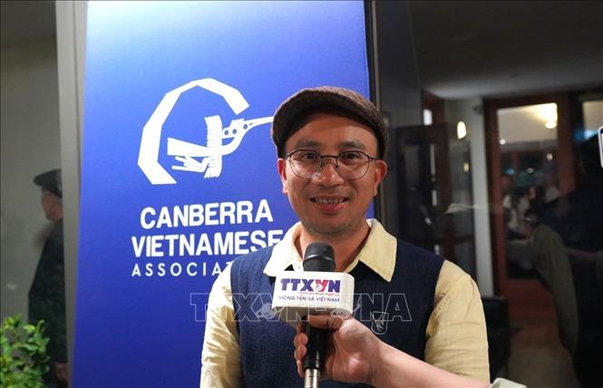 Ông Harry Hoàng - Chủ tịch Hội người Việt tại thủ đô Canberra và là người được Toàn quyền Australia tặng Huân chương Danh dự Australia (OAM) trả lời phỏng vấn của phóng viên TTXVN tại Australia. Ảnh: Lê Đạt - PV TTXVN tại Australia