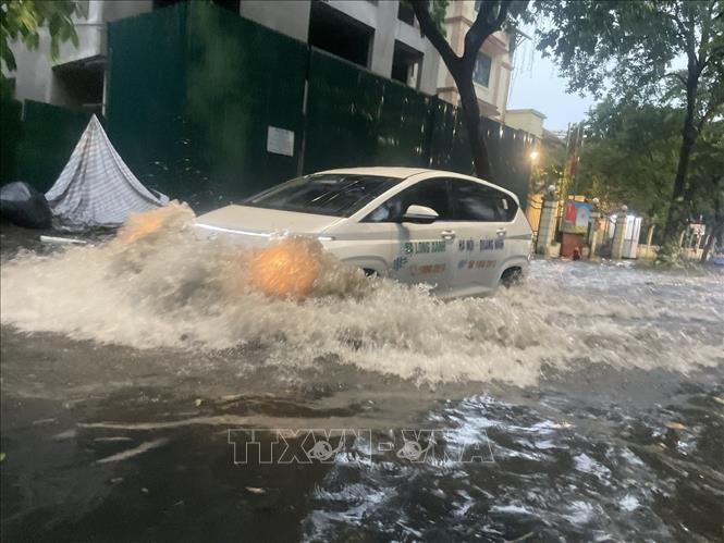 Tuyến phố Thợ Nhuộm ngập sâu sau cơn mưa lớn bất ngờ. Ảnh: An Đăng - TTXVN