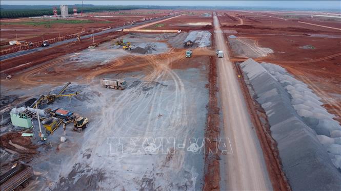 Tập kết nguyên vật liệu, máy móc phục vụ thi công đường cất hạ cánh số 2, sân bay Long Thành. Ảnh: Công Phong - TTXVN