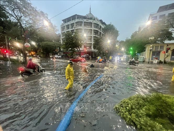 Ngã tư Phan Bội Châu - Lý Thường Kiệt ngập cục bộ sau cơn mưa lớn. Ảnh: An Đăng - TTXVN