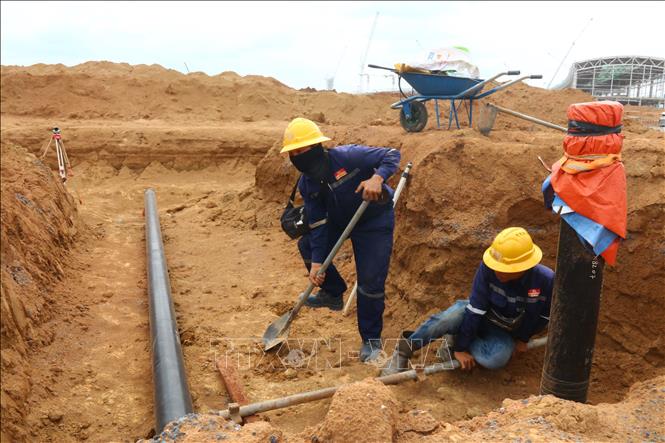 Thi công hệ tuyến ống ngầm cung cấp nhiên liệu phục vụ sân bay Long Thành. Ảnh: Công Phong - TTXVN
