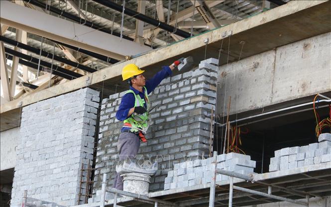 Xây dựng tường tại một tầng của nhà ga hành khách sân bay Long Thành. Ảnh: Công Phong - TTXVN