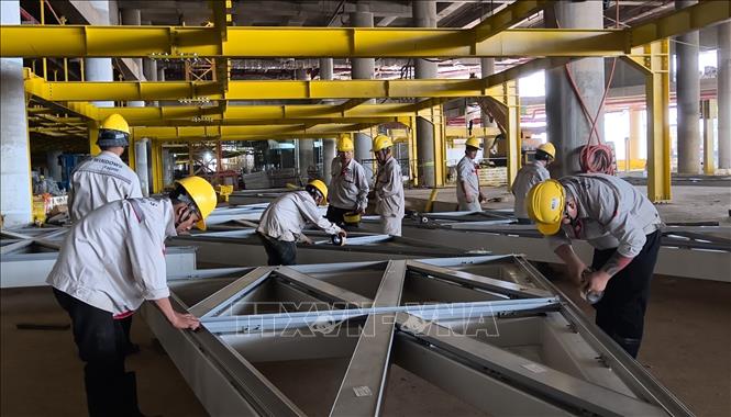 Người lao động kiểm tra các kết cấu thép trước khi lắp đặt tại nhà ga hành khách sân bay Long Thành. Ảnh: Công Phong - TTXVN