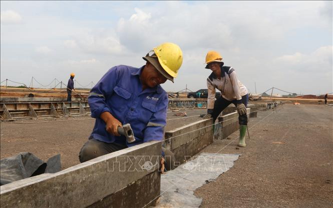 Người lao động đóng hộp chuẩn bị đỗ bê tông đường lăn, sân đỗ tàu bay sân bay Long Thành. Ảnh: Công Phong - TTXVN