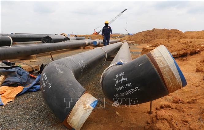 Ống dùng để đặt ngầm tại hệ thống cung cấp nhiên liệu sân bay Long Thành. Ảnh: Công Phong - TTXVN