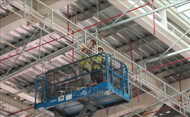 Hoàn thiện kết cấu trần nhà ga hành khách sân bay Long Thành. Ảnh: Công Phong - TTXVN