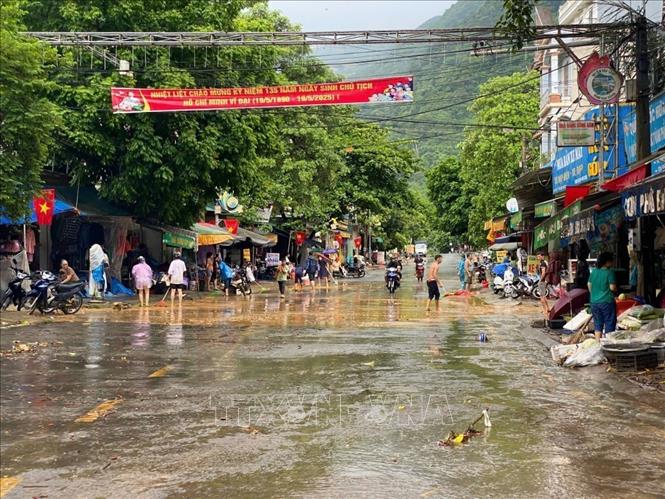 Nhiều tuyến phố ở phường Thục Phán và Nùng Trí Cao bị ngập nước. Ảnh: TTXVN phát
