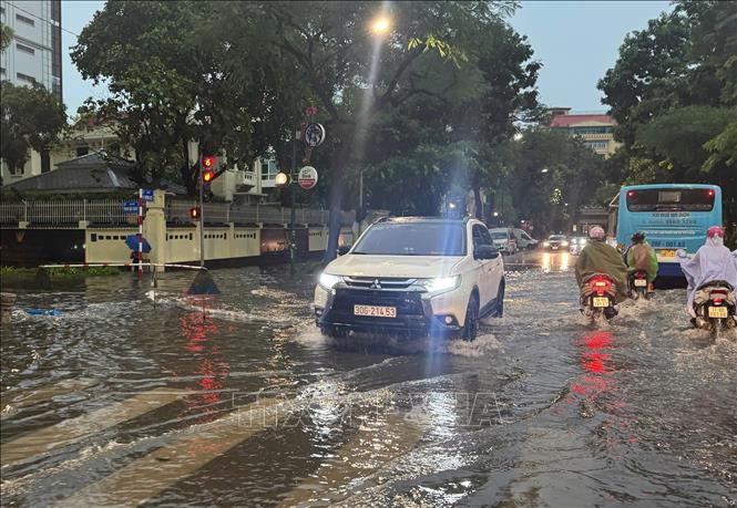 Mưa lớn gây ngập úng cục bộ tại ngã tư Lý Thường Kiệt - Phan Bội Châu. Ảnh: Quốc Khánh - TTXVN