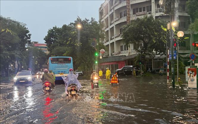 Mưa lớn gây ngập úng cục bộ tại ngã tư Lý Thường Kiệt - Phan Bội Châu. Ảnh: Quốc Khánh - TTXVN