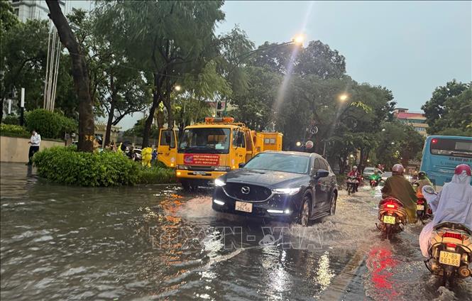 Mưa lớn gây ngập úng cục bộ tại ngã tư Lý Thường Kiệt - Phan Bội Châu. Ảnh: Quốc Khánh - TTXVN