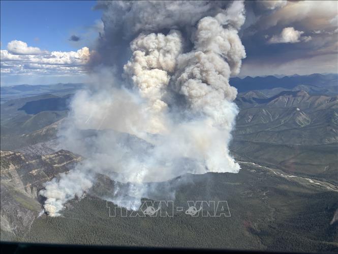 Khói bốc ngùn ngụt từ đám cháy rừng tại Fort Nelson, British Columbia, Canada. Ảnh: THX/TTXVN