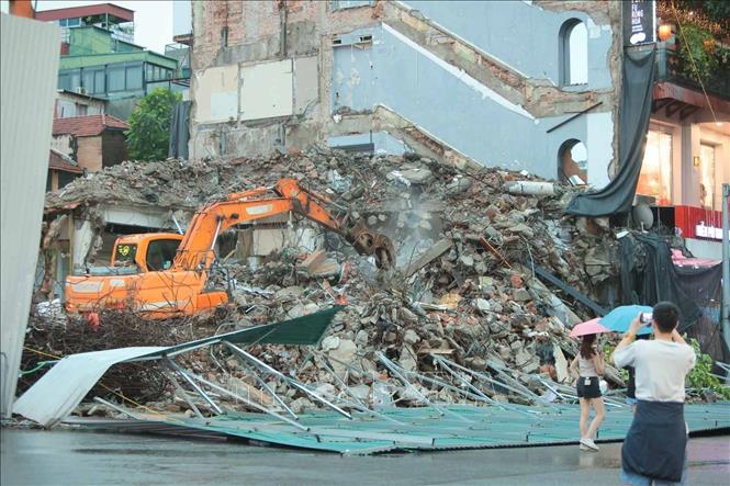 Gió lớn làm đổ tôn chắn khu vực rào chắn phá dỡ Hàm Cá Mập. Ảnh: Hoàng Hiếu - TTXVN