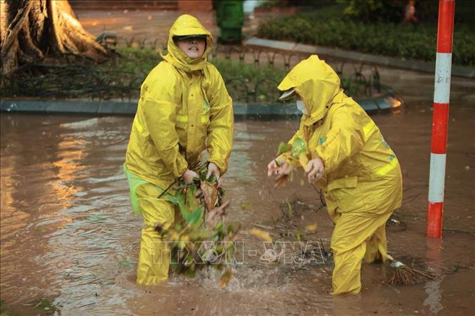 Công nhân thoát nước Hà Nội đang khơi thông dòng chảy vị trí phố Lê Thạch cắt phố Đinh Tiên Hoàng. Ảnh: Hoàng Hiếu - TTXVN