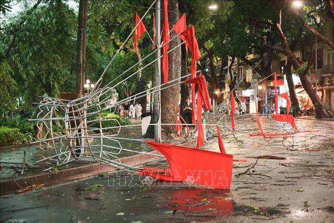 Gió to gây đổ các khung cờ trên phố Hàng Khay. Ảnh: Hoàng Hiếu - TTXVN