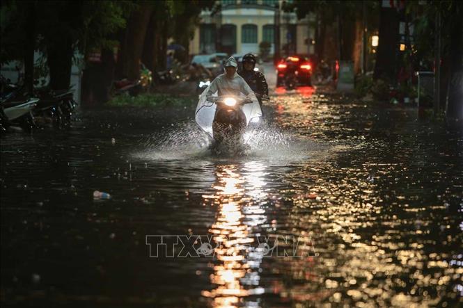 Phố Đặng Thái Thân bị ngập do mưa lớn. Ảnh: Hoàng Hiếu - TTXVN