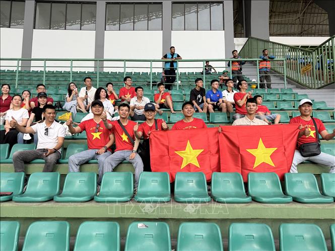 Các cổ động viên Việt Nam tại Sân vận động Patriot. Ảnh: Phong Thái - Phóng viên TTXVN tại Indonesia