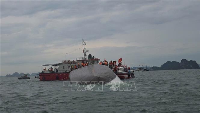 Lực lượng chức năng tiếp cận khu vực tàu đắm tiền hành cứu hộ cứu nạn. Ảnh: Thanh Vân - TTXVN
