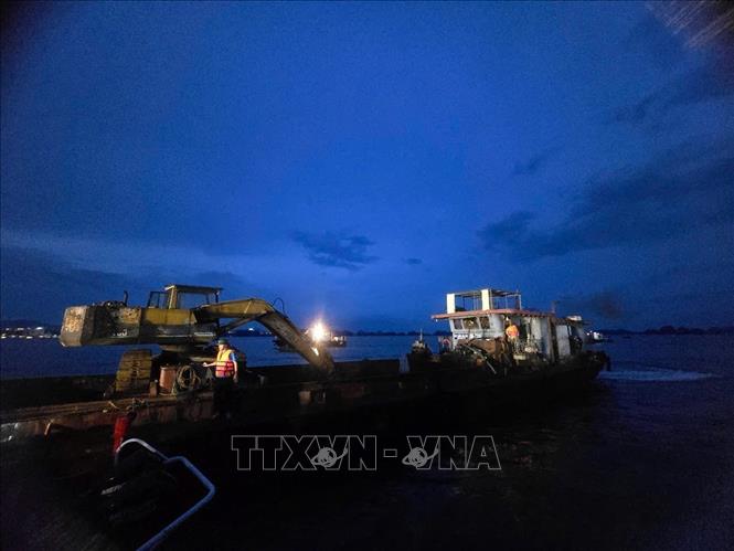 Đến tối 19/7, lực lượng chức năng vẫn khẩn trương cứu nạn, cứu hộ. Ảnh: Thanh Vân – TTXVN