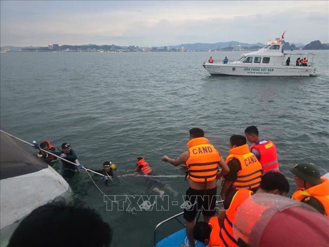 Lực lượng chức năng tiếp cận tàu đắm tiến hành cứu hộ, cứu nạn. Ảnh: Thanh Vân - TTXVN