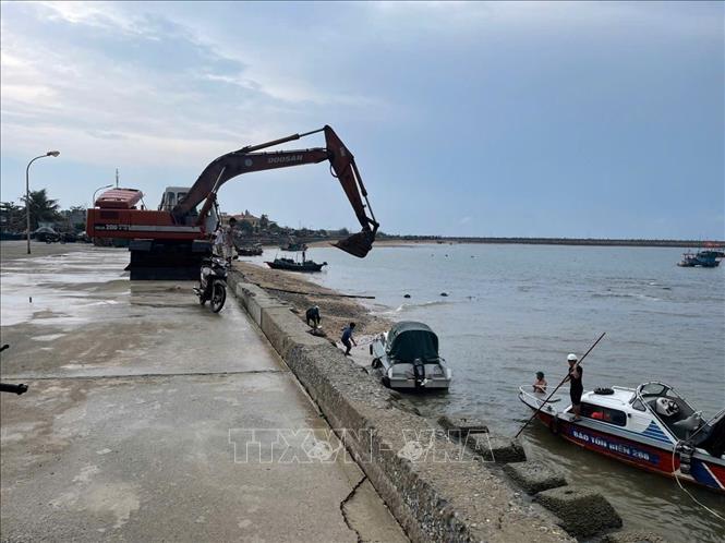 Các tàu đã được lực lượng chức năng đưa vào neo đậu trong âu thuyền tại Đặc khu Bạch Long Vĩ. Ảnh: TTXVN phát