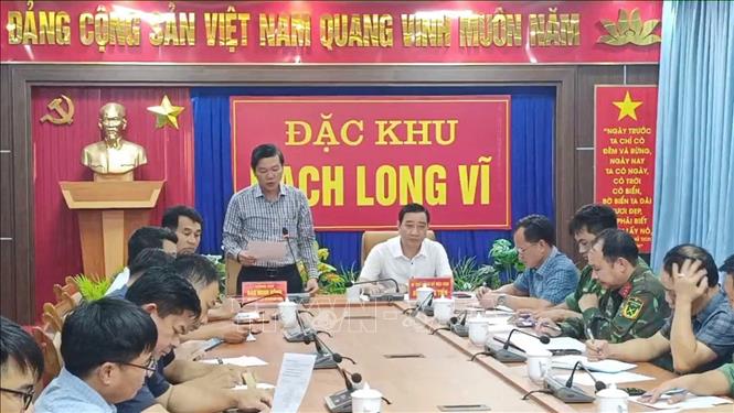 Lãnh đạo Đặc khu Bạch Long Vĩ đang chỉ đạo các đơn vị chủ động phòng chống bão số 3. Ảnh: TTXVN phát